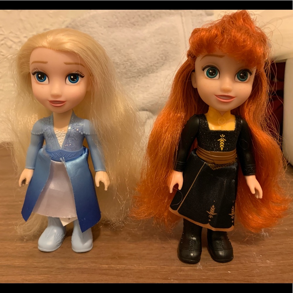 Adorable 5in pair of Elsa and Anna Doll Set